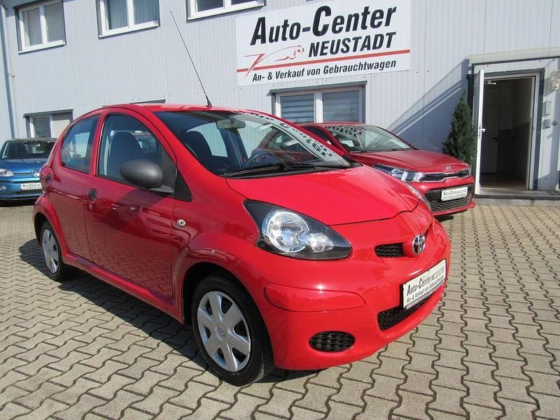Rot Gebraucht 2011 Toyota Aygo Kleinwagen | 3.690 € (Etwas zu teuer) - Bild 1/4