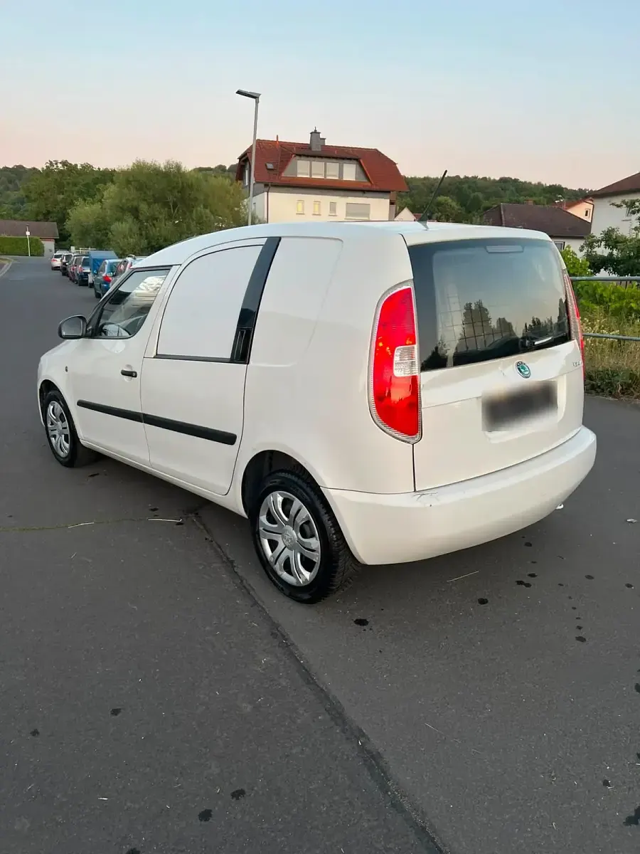 Gebraucht Skoda Roomster 70 PS (51 kW) 2012 Weiß Van / Kleinbus