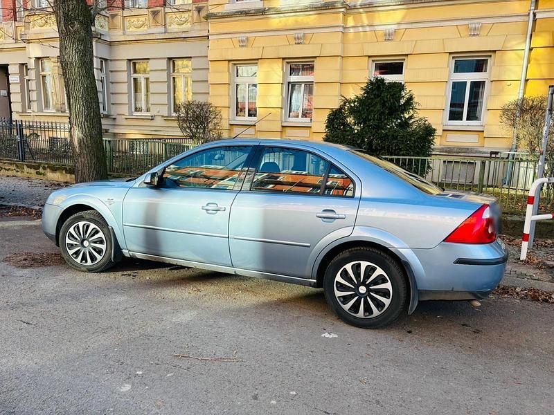 Gebraucht Ford Mondeo 125 PS (91 kW) 2003 Blau Limousine