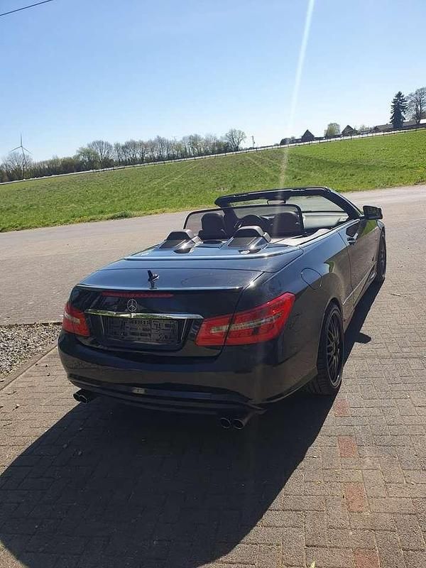 Gebraucht Mercedes E200 AMG 184 PS (135 kW) 2010 Schwarz Cabrio