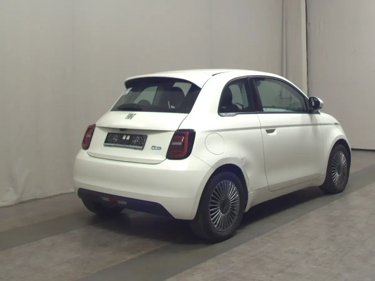 Gebraucht Fiat 500e Icon 86 kW (118 PS) 2023 Weiß Limousine
