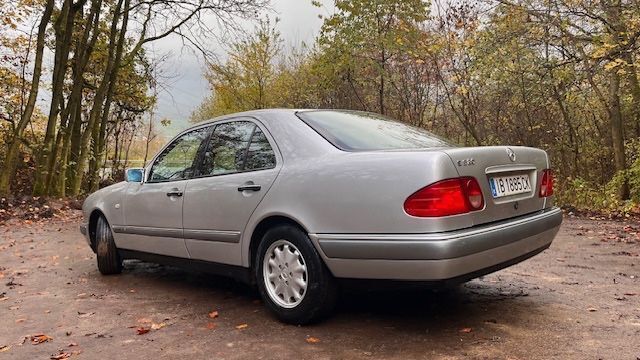 Silber Gebraucht 1996 Mercedes E230 Elegance Limousine | 1.996 € (Guter Preis) - Bild 1/4