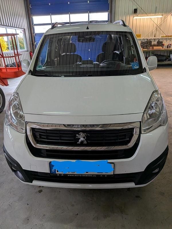 Weiß Gebraucht 2017 Peugeot Partner Tepee Van / Kleinbus | 7.500 € (Etwas zu teuer) - Bild 1/4