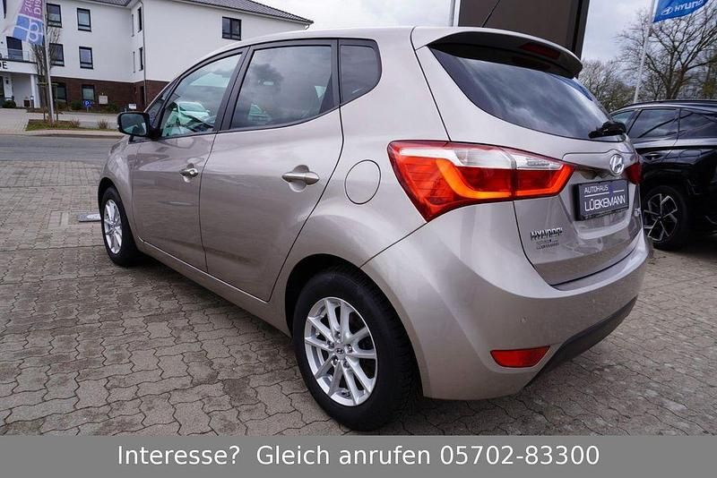 Gebraucht Hyundai i20 Space Plus 125 PS (91 kW) 2018 Gold Van / Kleinbus