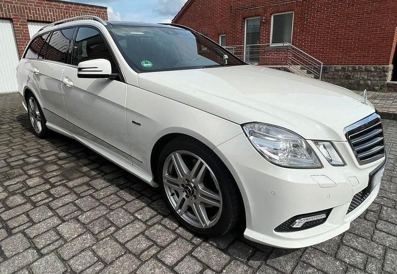 Weiß Gebraucht 2011 Mercedes E350 Avantgarde Kombi | 15.799 € (Teuer) - Bild 1/4