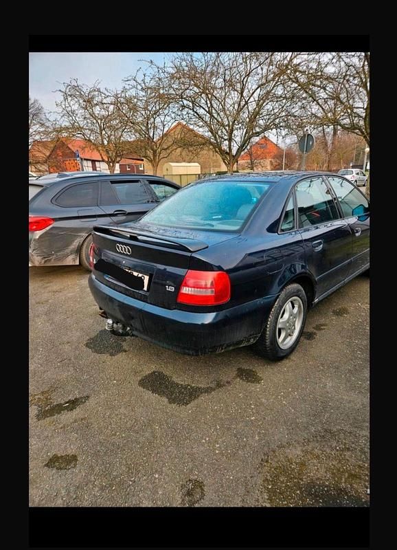 Second-hand Audi A4 100 CP (73 kW) 1999 Albastru Hatchback