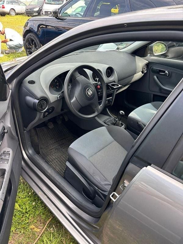 Grau Gebraucht 2004 Seat Ibiza Kleinwagen | 799 € (Guter Preis) - Bild 1/4