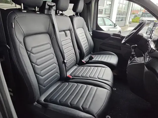 Usado Ford Tourneo Custom Titanium 136 HP (100 kW) 2025 Cinzento Van