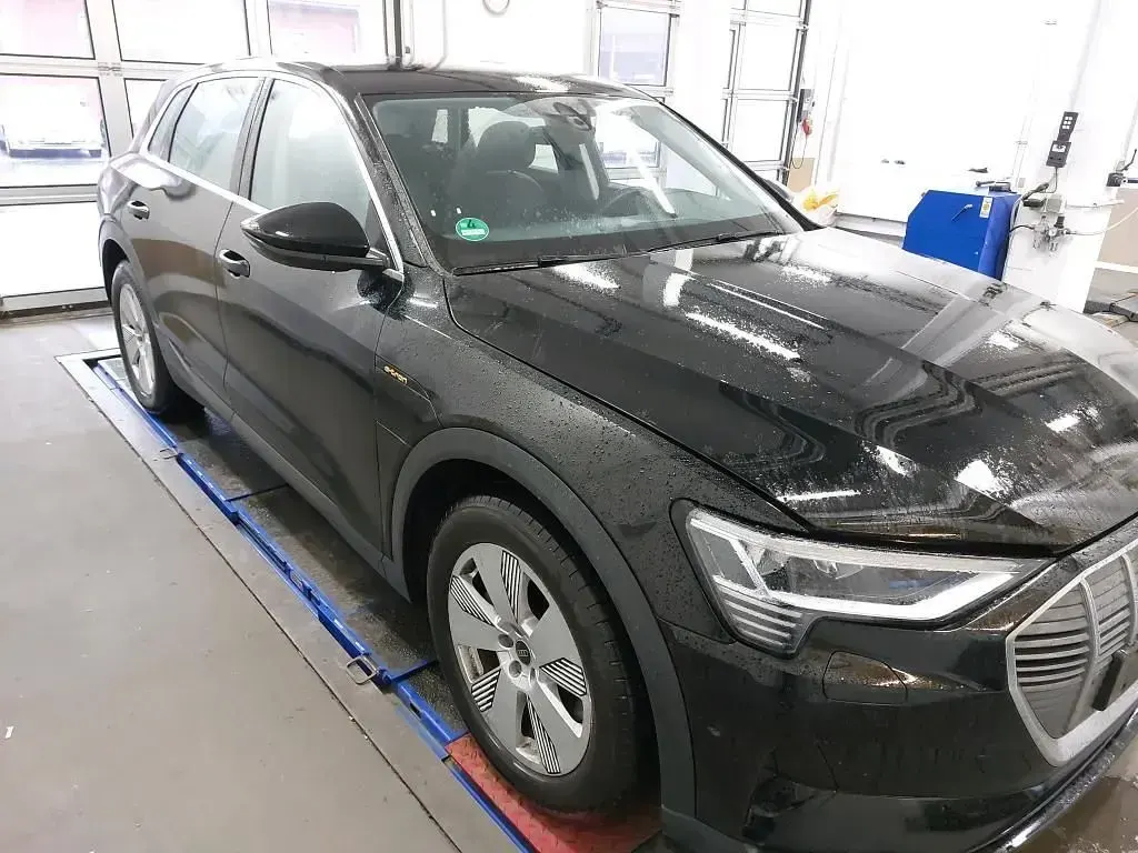 Second-hand Audi e-tron 300 kW (408 CP) 2023 Negru SUV