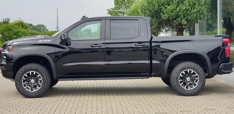 Neu Chevrolet Silverado 426 PS (313 kW) 2025 Schwarz SUV