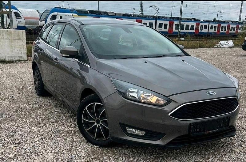 Grau Gebraucht 2015 Ford Focus Kombi | 4.700 € (Fairer Preis) - Bild 1/4