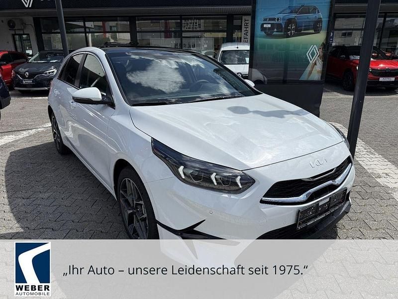 Weiß Neu 2025 Kia Ceed Platinum Edition Limousine | 31.470 € (Etwas zu teuer) - Bild 1/4