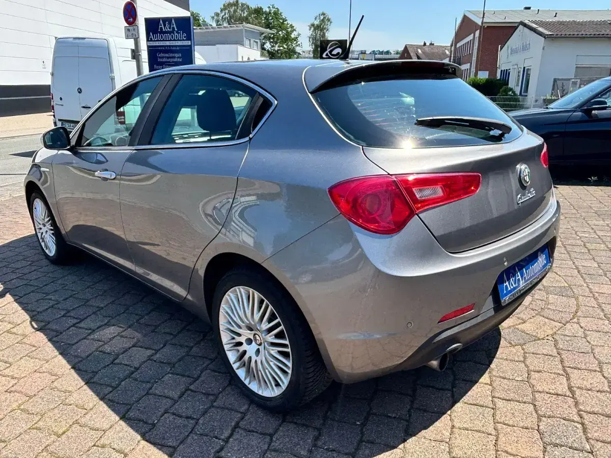 Gebraucht Alfa Romeo Giulietta Turismo 120 PS (88 kW) 2012 Grau Kleinwagen