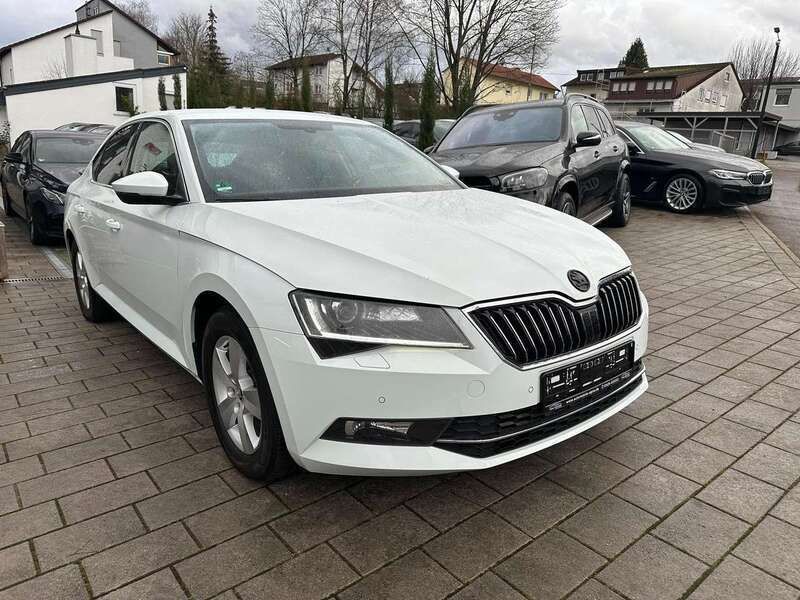 Laserweiss Gebraucht 2018 Skoda Superb Ambition Kleinwagen | 17.900 € (Fairer Preis) - Bild 1/4