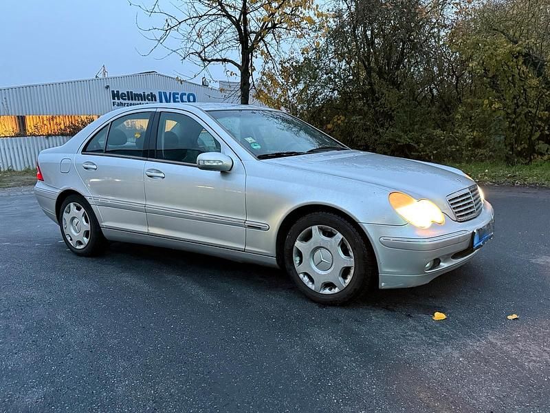 Grau Gebraucht 2001 Mercedes C200 Limousine | 2.100 € - Bild 1/4