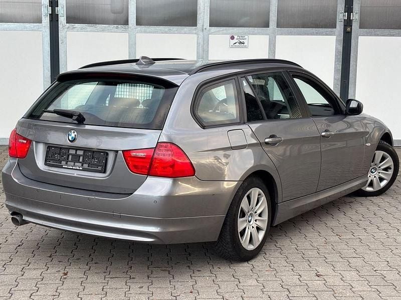 Gebraucht BMW 320 184 PS (135 kW) 2010 Grau Kombi