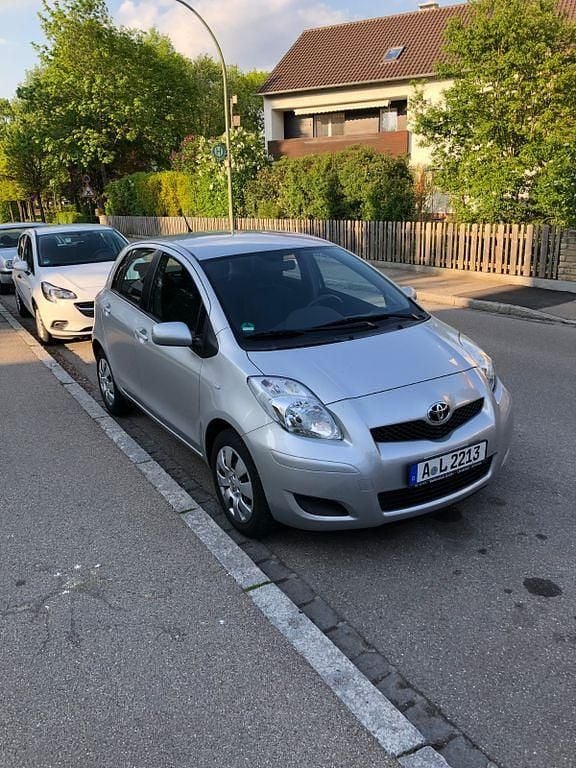 Gebraucht Toyota Yaris 69 PS (50 kW) 2009 Silber Kleinwagen