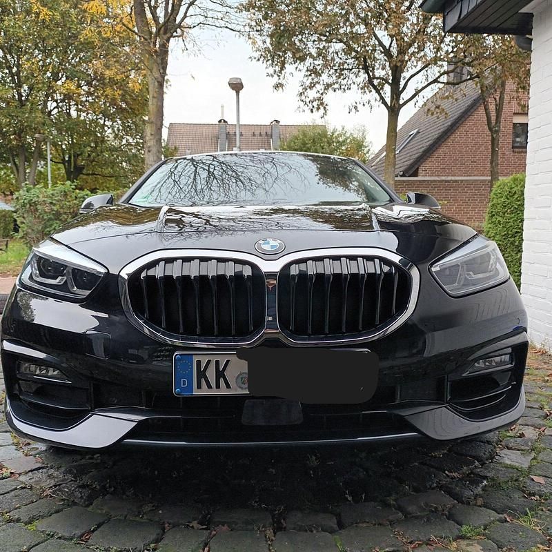 Schwarz Gebraucht 2022 BMW 120 Sport Line Kleinwagen | 24.900 € (Fairer Preis) - Bild 1/4