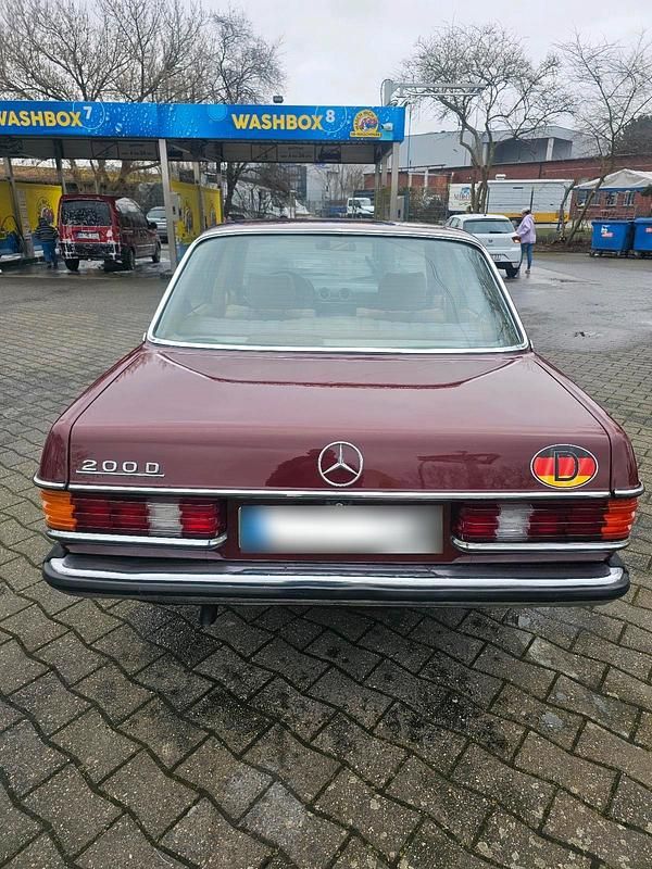 Gebraucht Mercedes 200 60 PS (44 kW) 1980 Rot Limousine