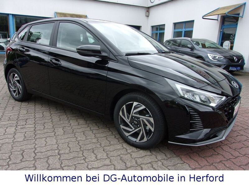 Schwarz Neu 2025 Hyundai i20 Trend Limousine | 22.490 € (Fairer Preis) - Bild 1/4