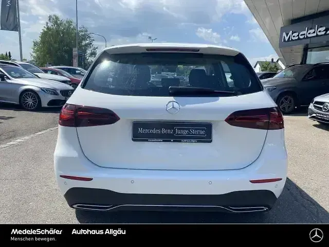 Gebraucht Mercedes B200 Advanced 150 PS (110 kW) 2024 Unilack polarweiß Kleinwagen