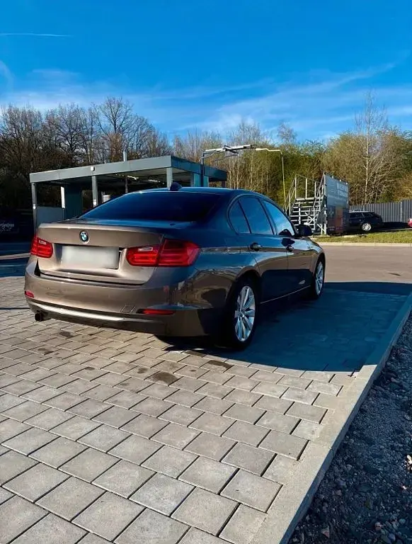 Gebraucht BMW 320 184 PS (135 kW) 2013 Braun Limousine