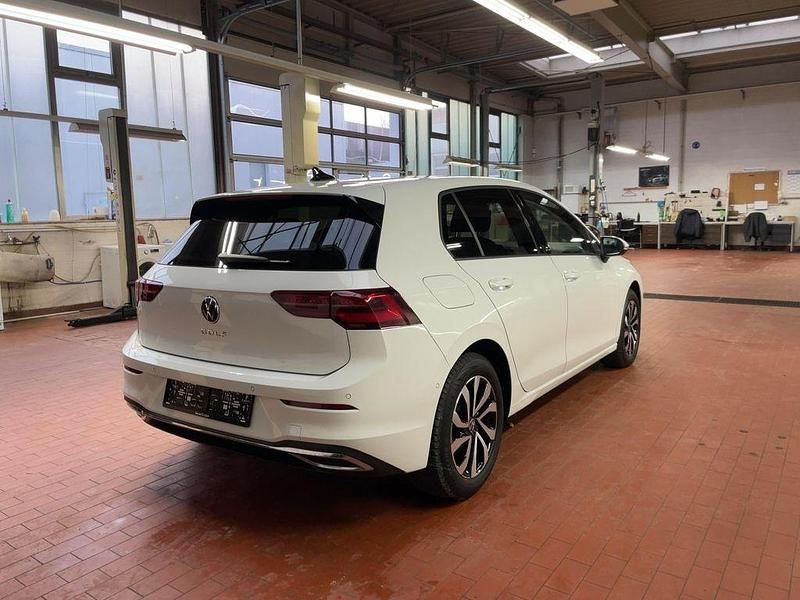 Gebraucht VW Golf VIII Active 150 PS (110 kW) 2023 Weiß Limousine