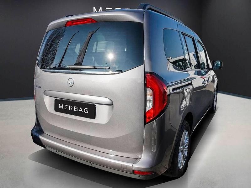 Gebraucht Mercedes T180 Progressive 131 PS (96 kW) 2023 Chromitgrau Van / Kleinbus