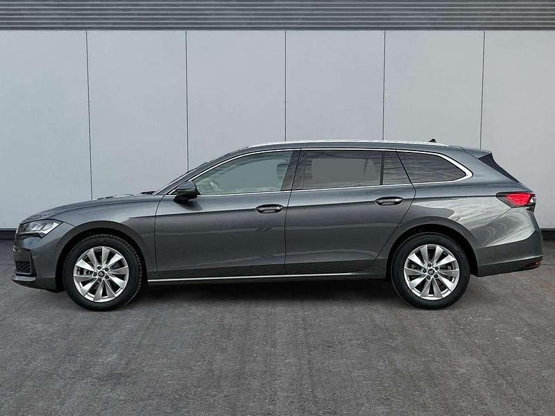 Neu Skoda Superb Selection 150 PS (110 kW) 2025 Graphitegrau metallic Kombi