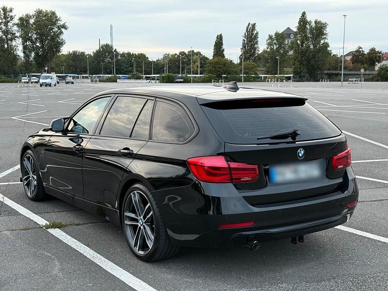 Schwarz Gebraucht 2014 BMW 320 Sport Line Kombi | 8.400 € (Teuer) - Bild 1/4
