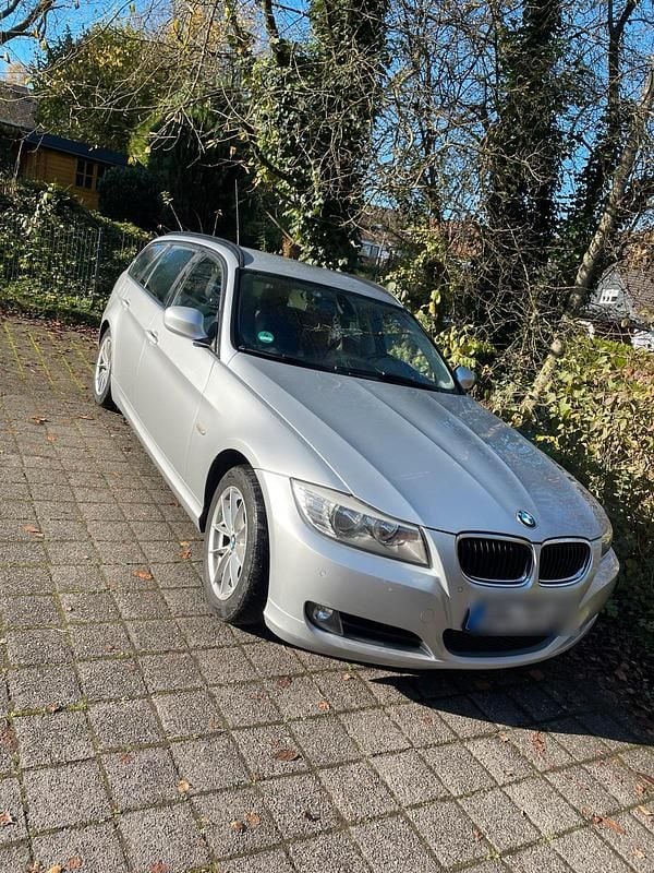 Silber Gebraucht 2012 BMW 320 Kombi | 4.150 € (Superpreis) - Bild 1/4