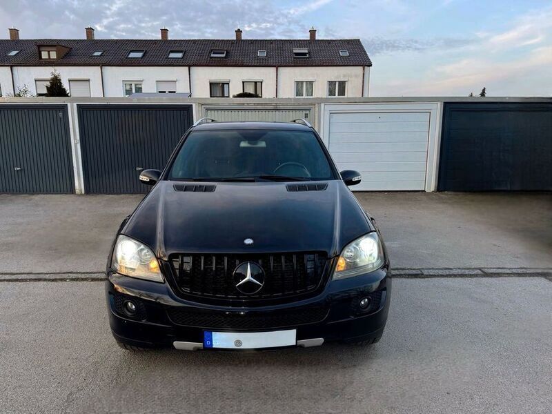 Schwarz Gebraucht 2005 Mercedes ML320 AMG SUV | 8.500 € (Etwas zu teuer) - Bild 1/4