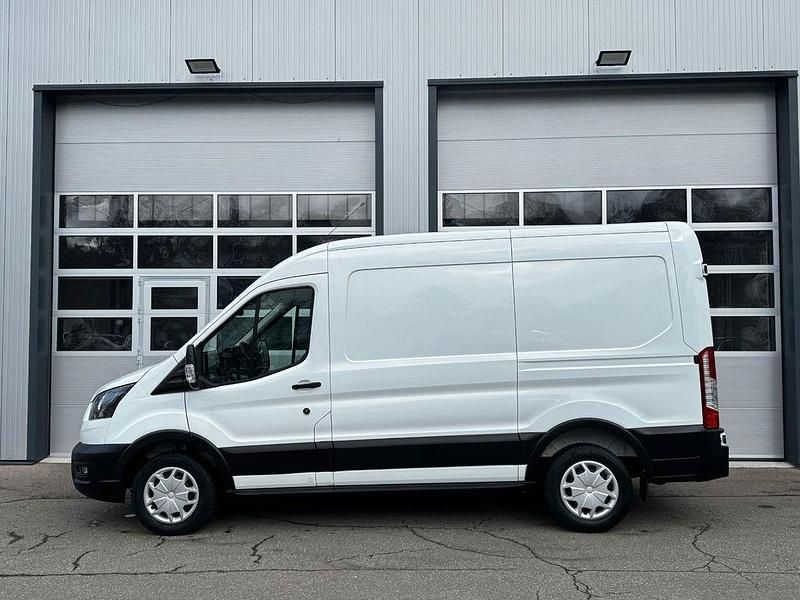 Gebraucht Ford Transit Trend 131 PS (96 kW) 2022 Weiß Van / Kleinbus