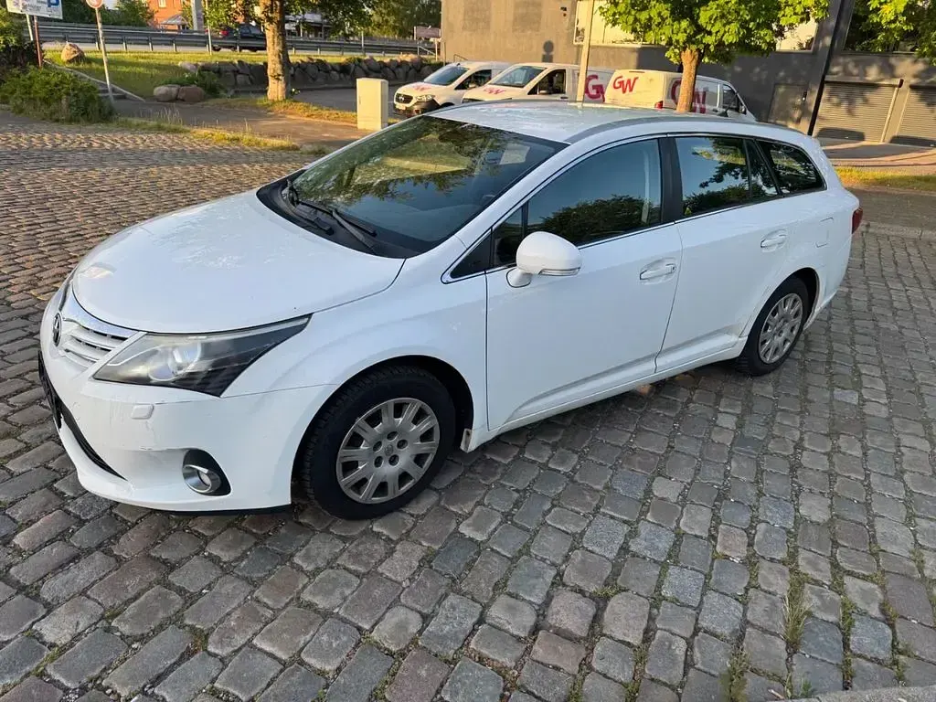 Gebraucht Toyota Avensis Basis 126 PS (92 kW) 2012 Weiß Kombi