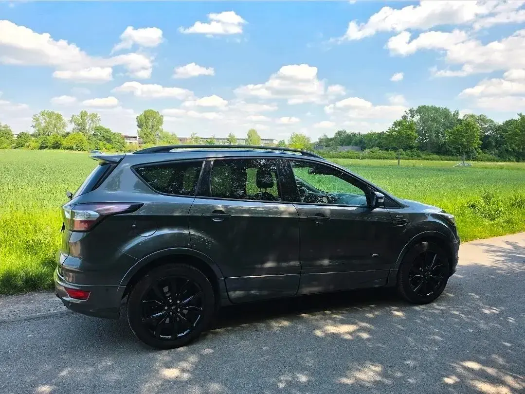 Gebraucht Ford Kuga ST-Line 180 PS (132 kW) 2017 Grau SUV