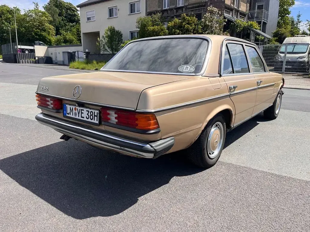 Gebraucht Mercedes 250 140 PS (102 kW) 1982 Gold Limousine