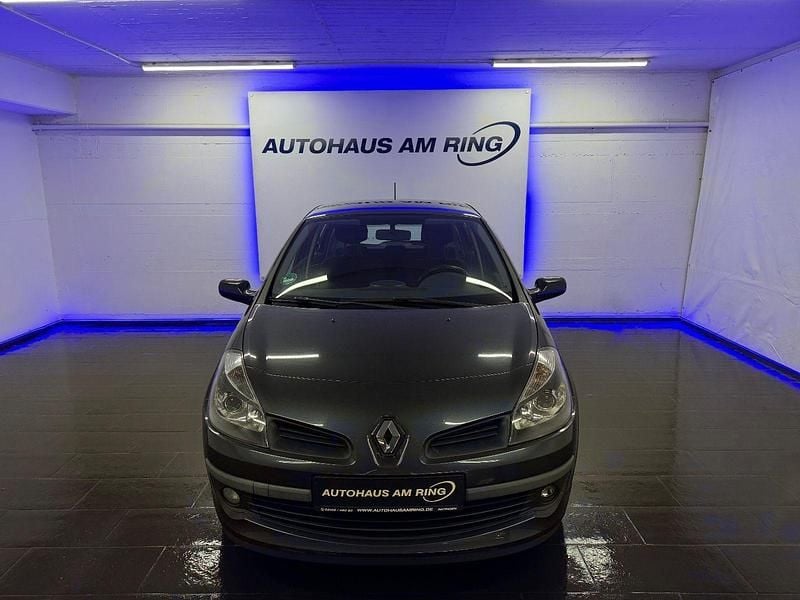 Grau Gebraucht 2006 Renault Clio GrandTour Dynamique Kombi | 2.799 € (Etwas zu teuer) - Bild 1/4