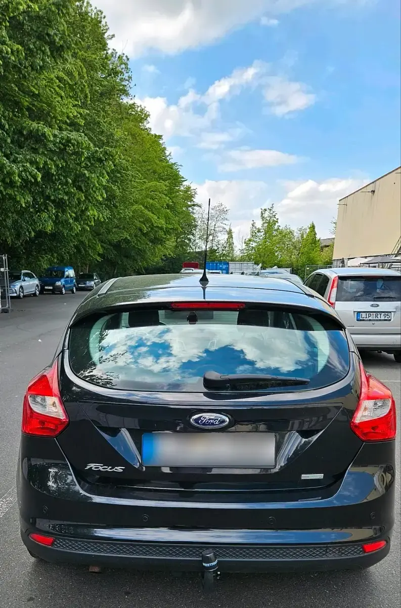 Gebraucht Ford Focus 100 PS (73 kW) 2014 Schwarz Limousine