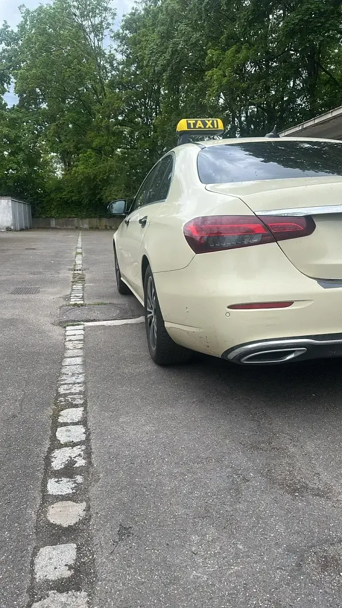Gebraucht Mercedes E220 194 PS (142 kW) 2022 Schwarz Limousine