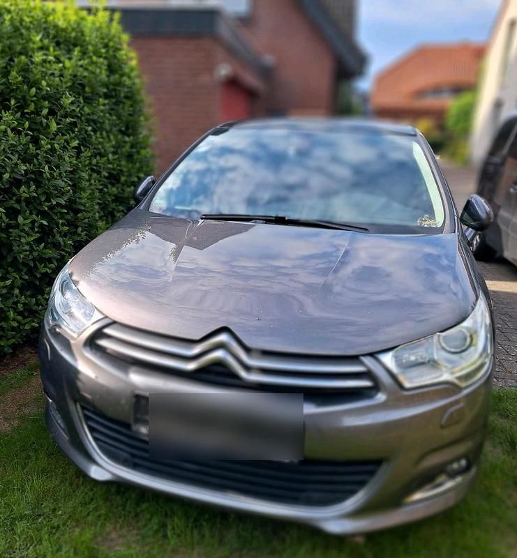 Grau Gebraucht 2015 Citroën C4 Limousine | 10.000 € (Teuer) - Bild 1/3