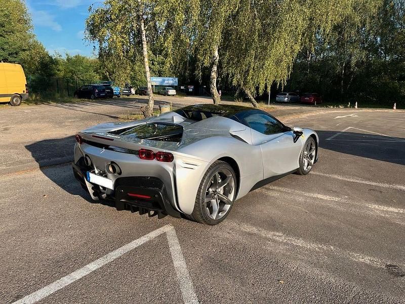 Silber Gebraucht 2024 Ferrari SF90 Cabrio | 429.500 € - Bild 1/4
