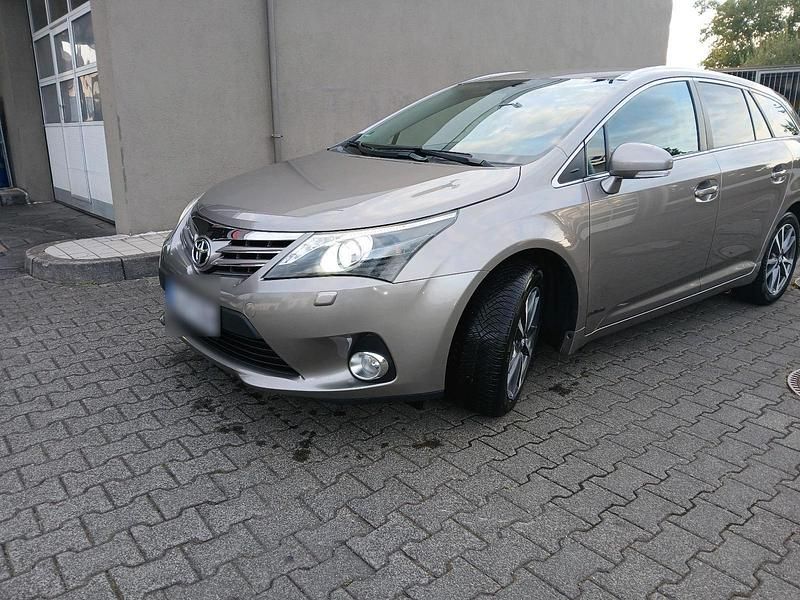 Braun Gebraucht 2015 Toyota Avensis Executive Kombi | 9.850 € (Guter Preis) - Bild 1/4
