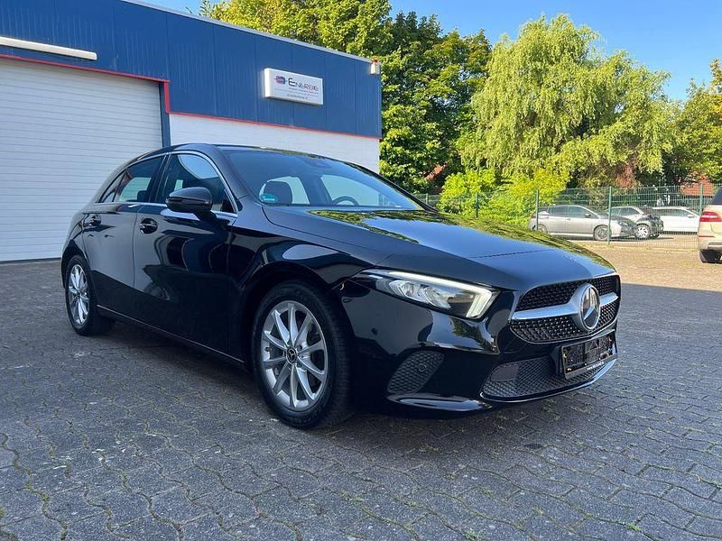 Schwarz Gebraucht 2020 Mercedes A180 Progressive Limousine | 21.390 € (Fairer Preis) - Bild 1/4