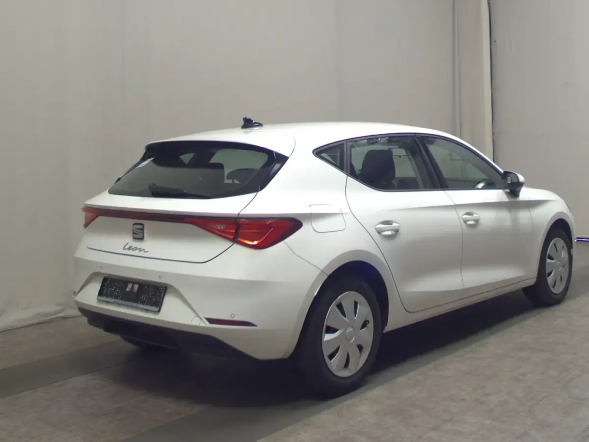 Używany Seat Leon Reference 116 KM (85 kW) 2022 Biały Sedan/Limuzyna