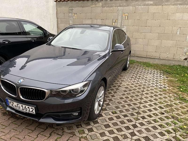 Grau Gebraucht 2017 BMW 330 Gran Turismo Advantage Coupé | 24.500 € (Fairer Preis) - Bild 1/4