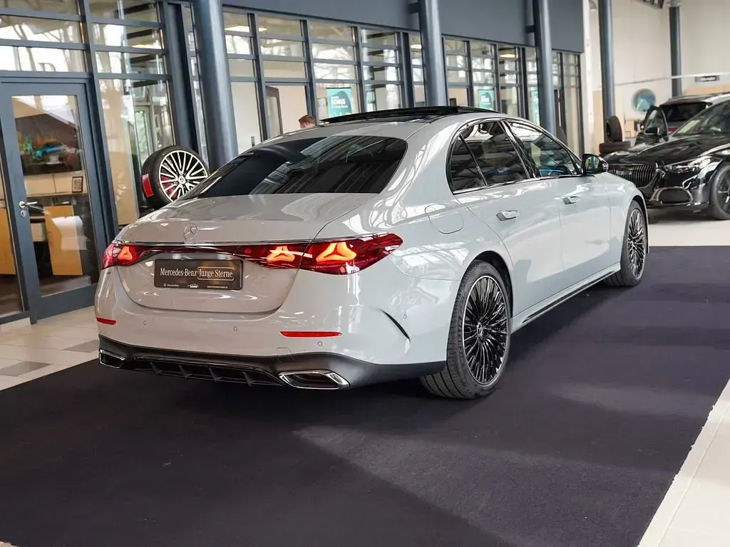Gebraucht Mercedes E450 AMG line 367 PS (269 kW) 2025 Manufaktur alpingrau uni Limousine
