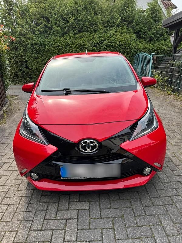 Rot Gebraucht 2015 Toyota Aygo Kleinwagen | 7.000 € (Fairer Preis) - Bild 1/4