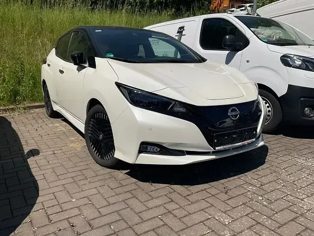 Gebraucht Nissan Leaf 360º 110 kW (150 PS) 2023 Pearl white/black m Kleinwagen