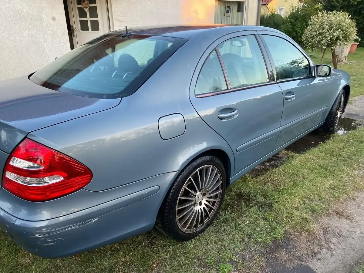 Usado Mercedes E220 Elegance 150 CV (110 kW) 2006 Gris Berlina