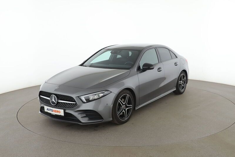 Grau Gebraucht 2020 Mercedes A200 AMG line Limousine | 24.860 € (Fairer Preis) - Bild 1/4